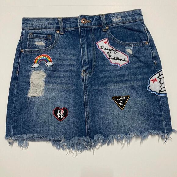 Forever 21 Los Angeles Distressed Frayed Hem Denim Mini Skirt Graphic Patches - Picture 1 of 8